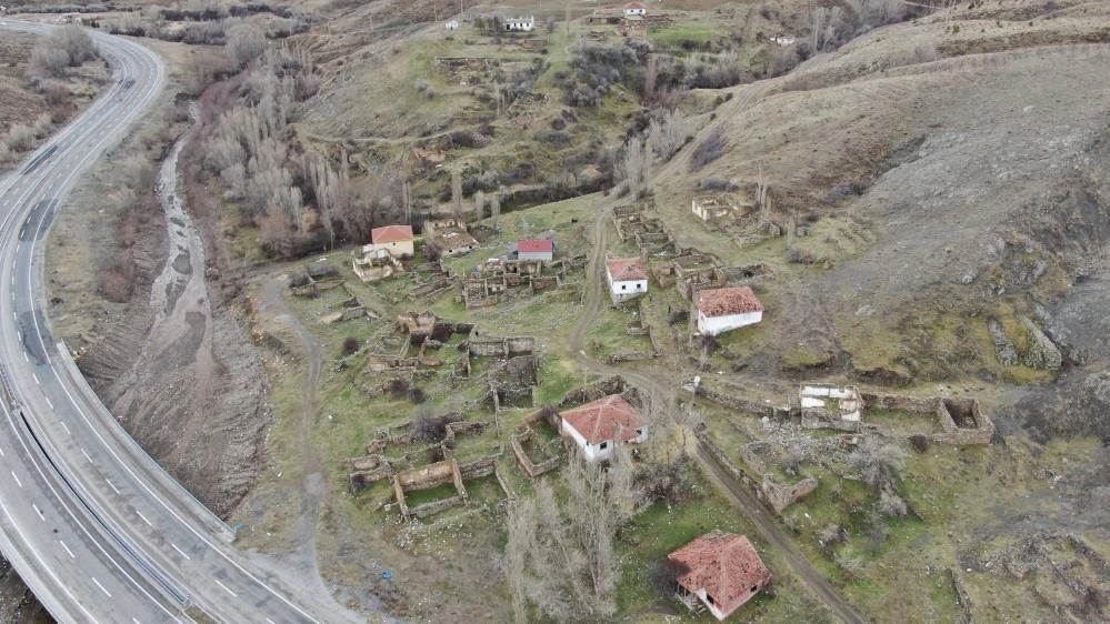 Sivas 'ta bir köy,  bir ev hariç, Cin var diye boşaldı