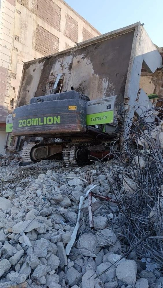 Hatay'da yıkım esnasında bina iş makinesinin üzerine çöktü