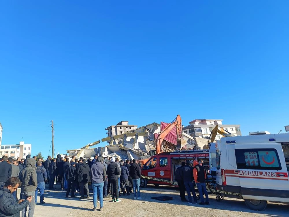 Kahramanmaraş'ta hasarlı bina yıkımı sırasında operatör enkaz altında kaldı