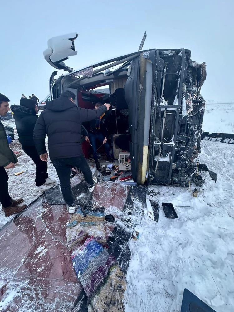 Ağrı'da buzlanma nedeniyle yolcu otobüsü kaza yaptı: 11 yaralı