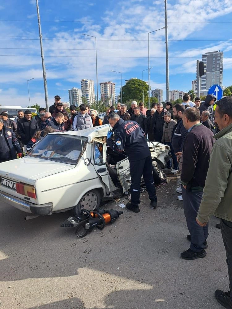 Adana’da otomobil ile midibüs çarpıştı: 9 yaralı