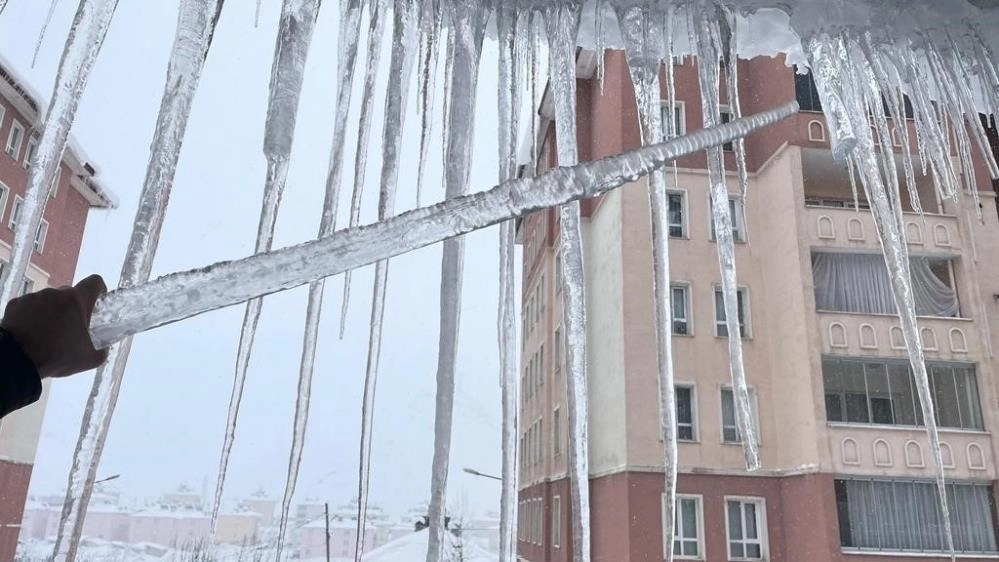 Bitlis’te  buz sarkıtlarının boyu 2 metreyi buldu