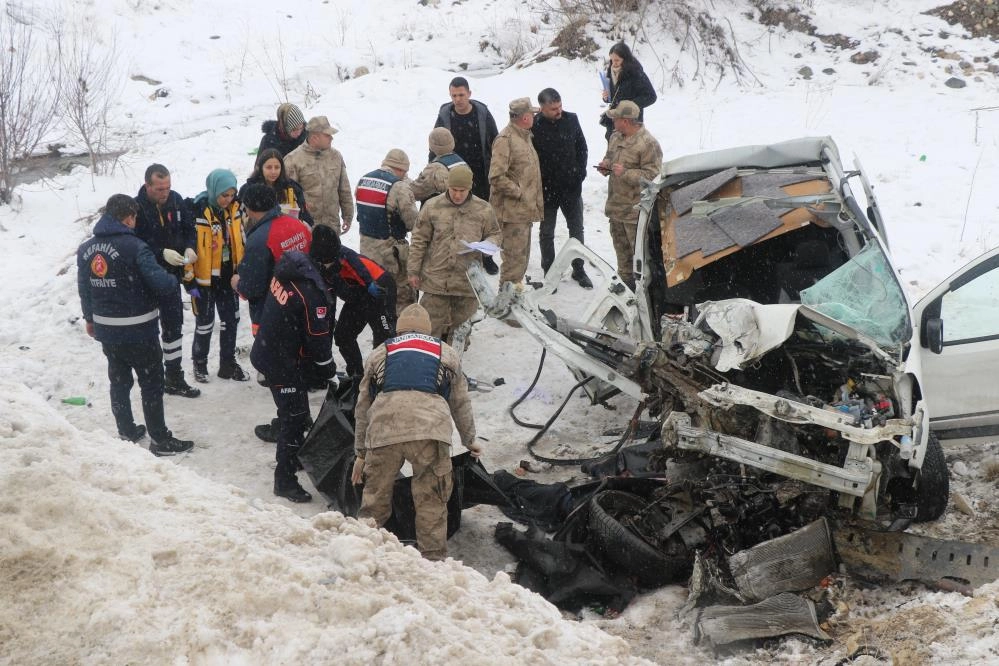 Erzincan’da  hafif ticari araç ile midibüs çarpıştı: 1 ölü, 6’ı asker toplam 9 yaralı