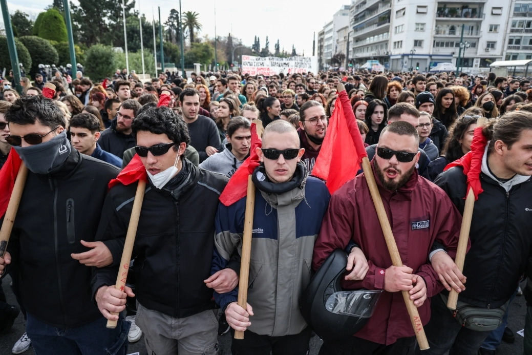 Atina’da binlerce öğrenci, özel üniversitelere karşı eylemde