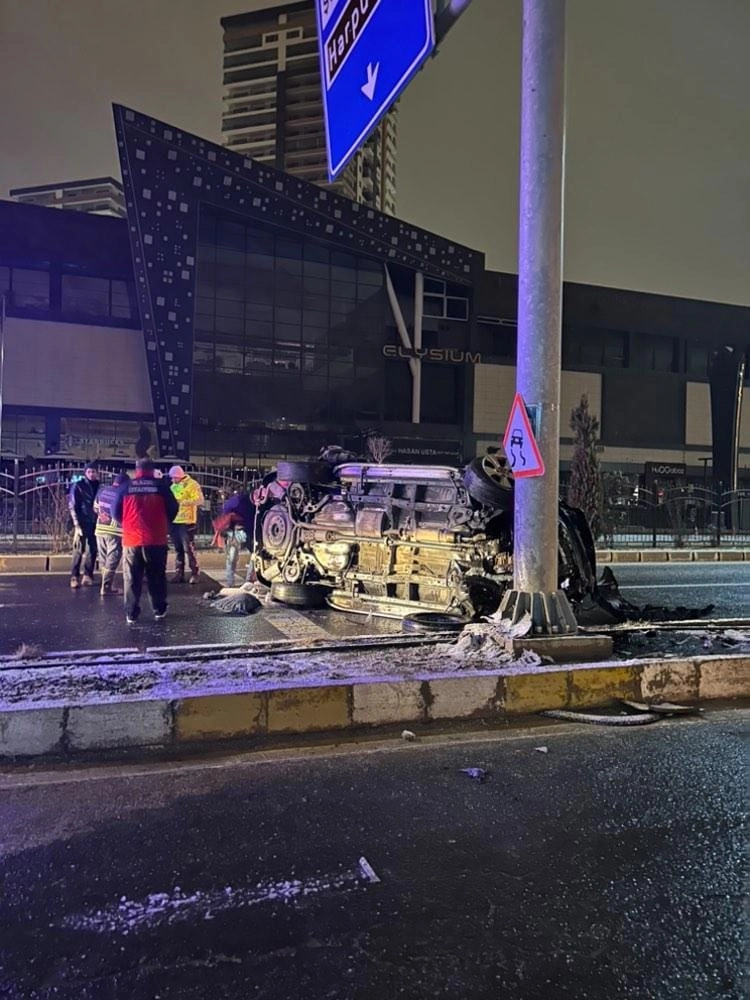 Aydınlatma direğine çarpan cip yan yattı: 6 yaralı