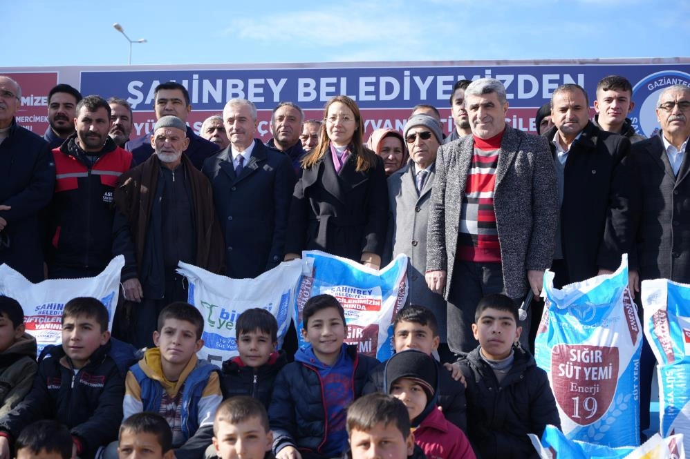 Şahinbey Belediyesin 'den hayvan yetiştiricilerine yem desteği