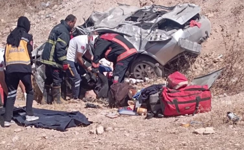 Şanlıurfa'da otomobil şarampole devrildi: 1 ölü, 1 yaralı