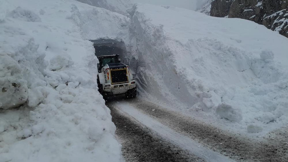 7 metreyi aşan kardan  tünel yaparak yolu ulaşıma açabildiler