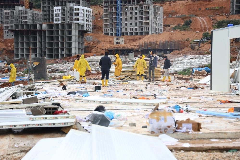 Hatay'da kuvvetli fırtına çatıları uçurdu: 2 kişi yaralandı, 2 araç zarar gördü