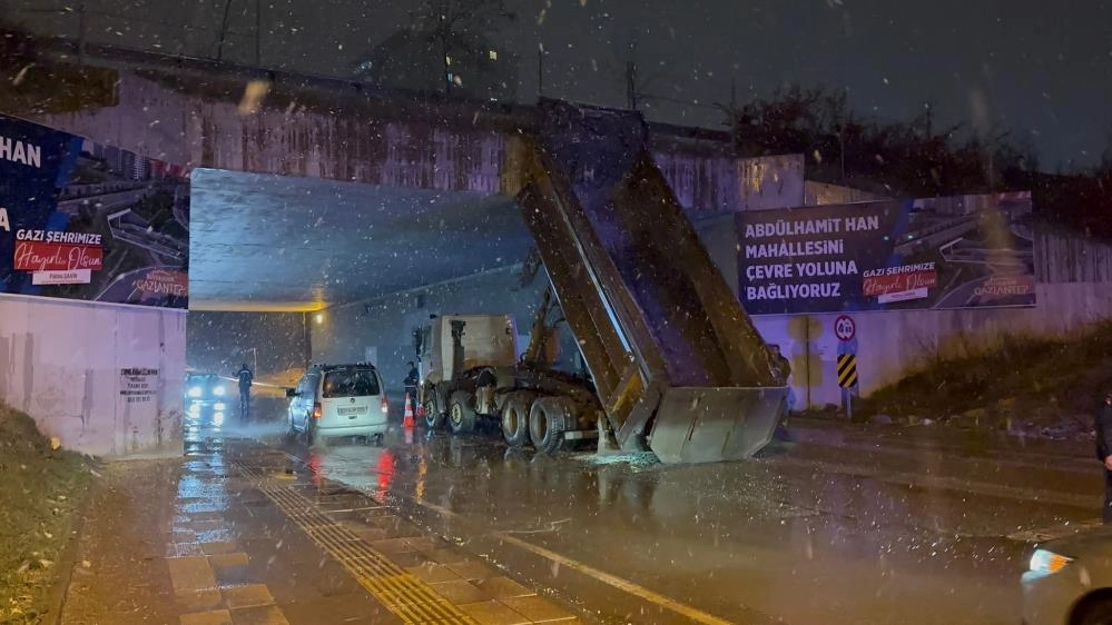 Gaziantep’te dorsesi açılan tır üst geçide sıkıştı