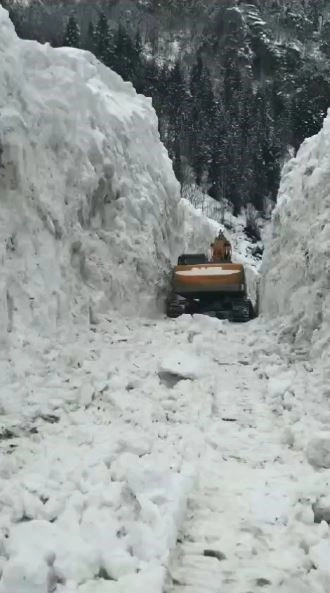 5 metreyi aşan karı yararak köy yolunu ulaşıma açtılar