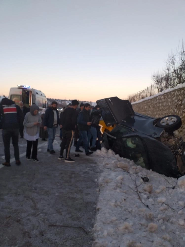 Bingöl'de otomobil takla attı: 5 yaralı