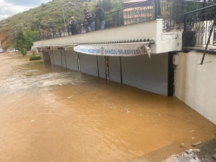 Kahramanmaraş'ın Ekinözü ilçesinde araçlar sel sularına kapıldı