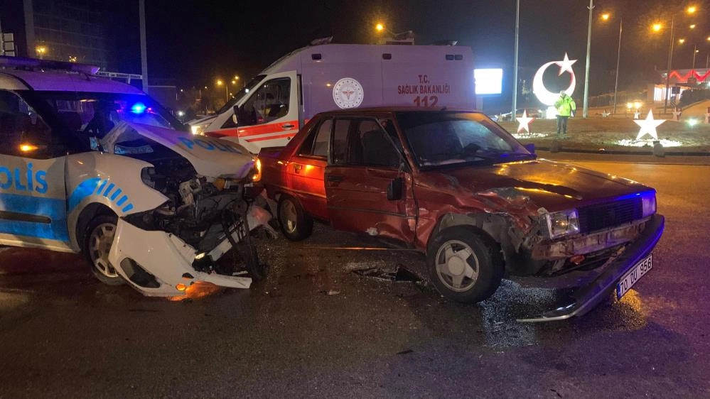 Karaman’da polis aracı ile otomobil çarpıştı: 1’i polis 4 yaralı