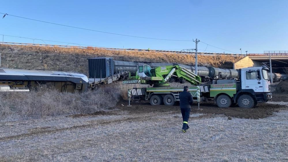 Kırıkkale’de raylara üzerine yıkılan istinat duvarına çarpan tren raydan çıktı