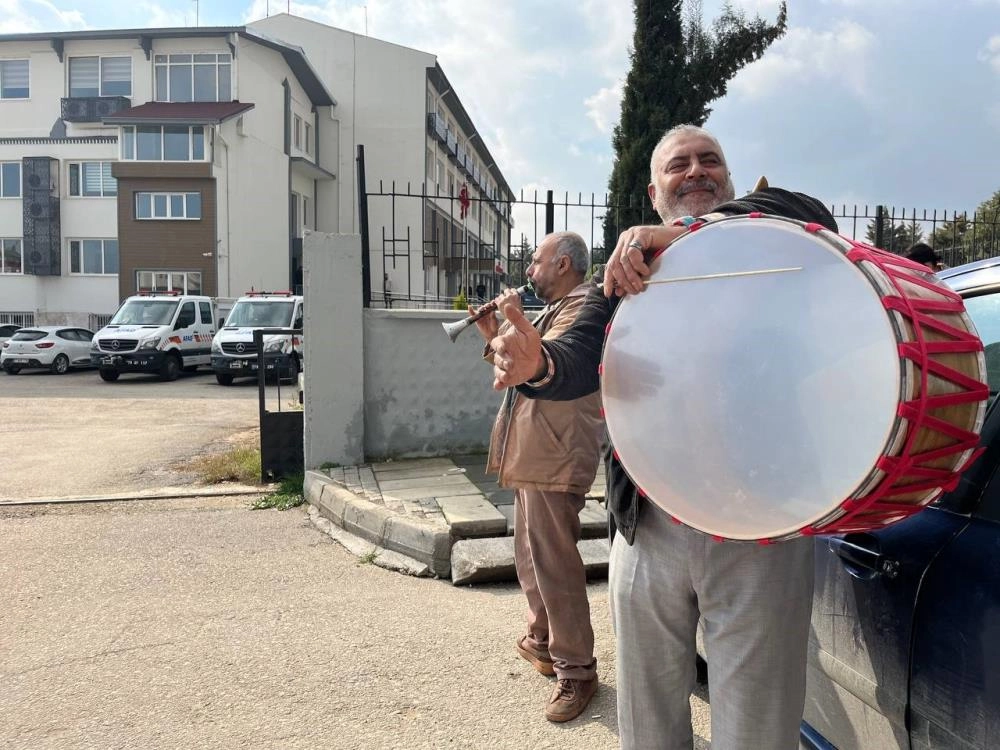 Kilis'te tayini çıkan müdürün arkasından davul zurna çaldırdılar