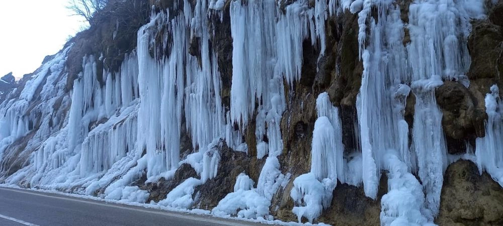 Tunceli’de ''Ağlayan Kayalar'' dondu