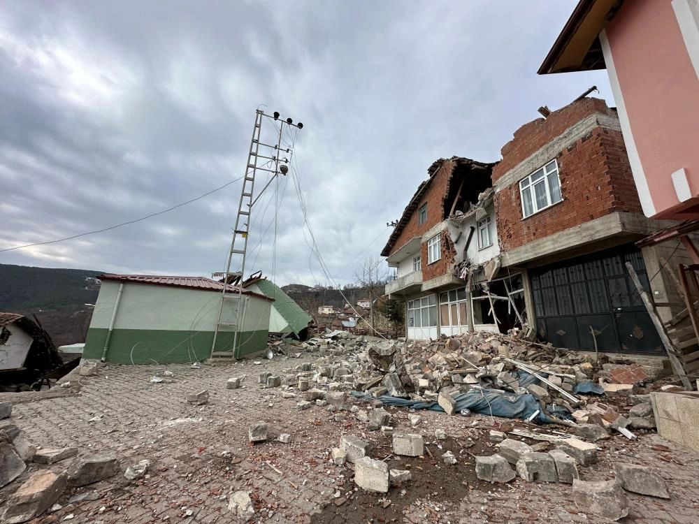 Tokat'ta bir köyde heyelan nedeniyle 39 hane boşaltıldı