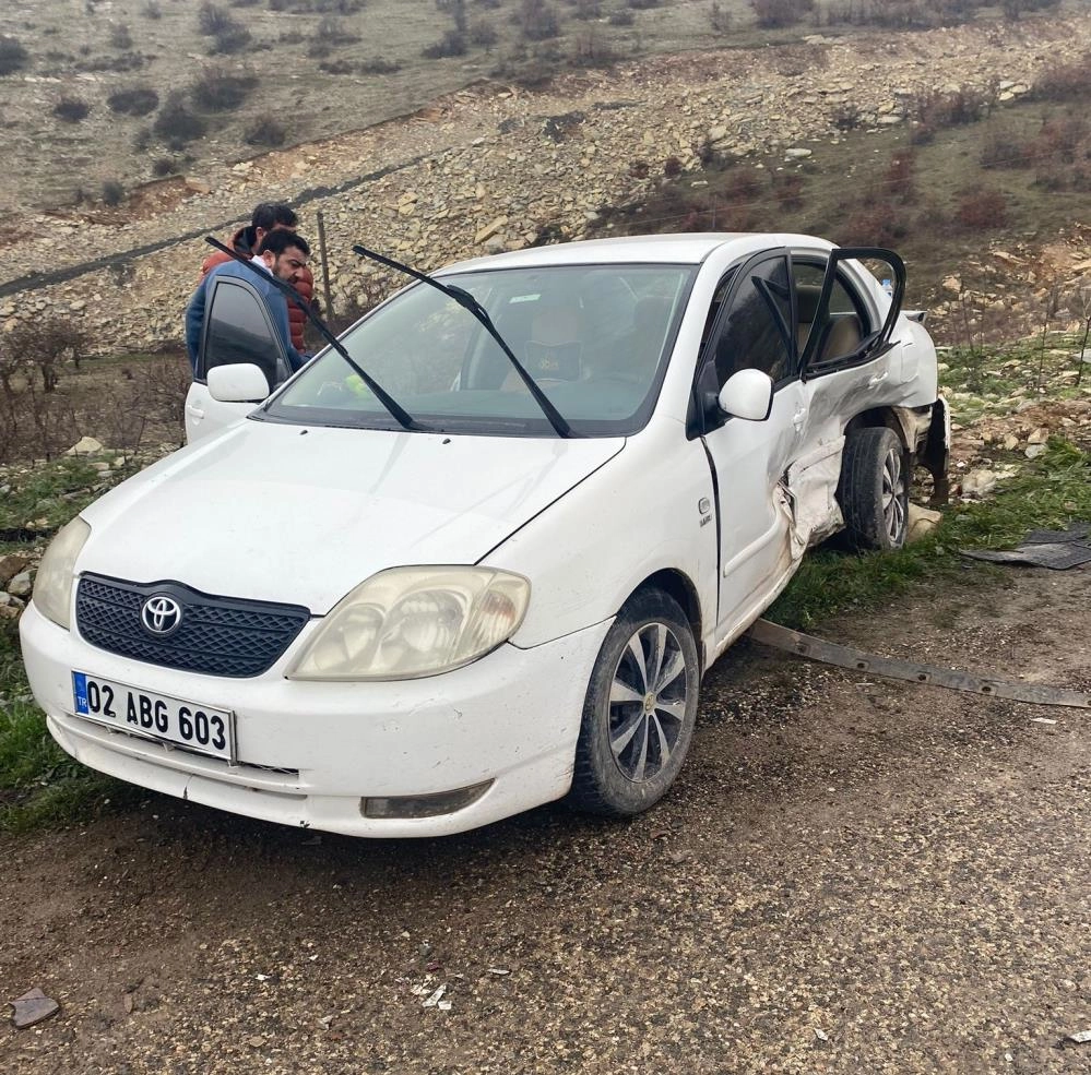 Adıyaman'da iki otomobil çarpıştı: 6 yaralı