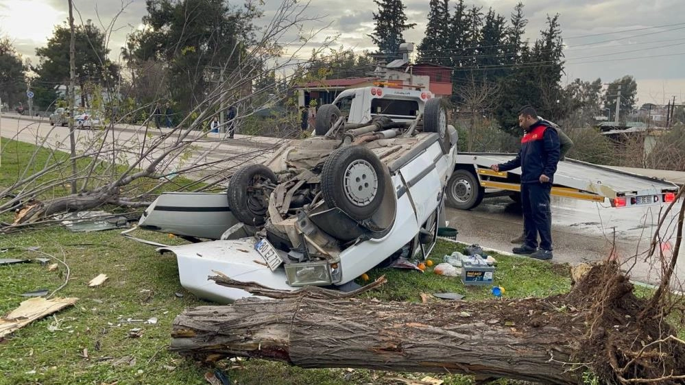 Osmaniye'de otomobil hurdaya döndüğü : 1’i ağır 3 yaralı