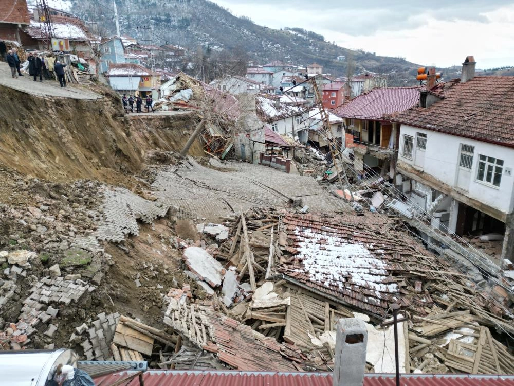 Tokat'ta heyelan nedeniyle yıkılan köylerini göz yaşlarıyla izlediler