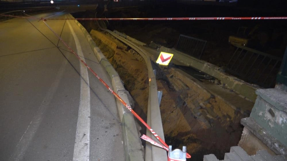 Bursa’da yol çöktü, ulaşım  trafiğe kapatıldı