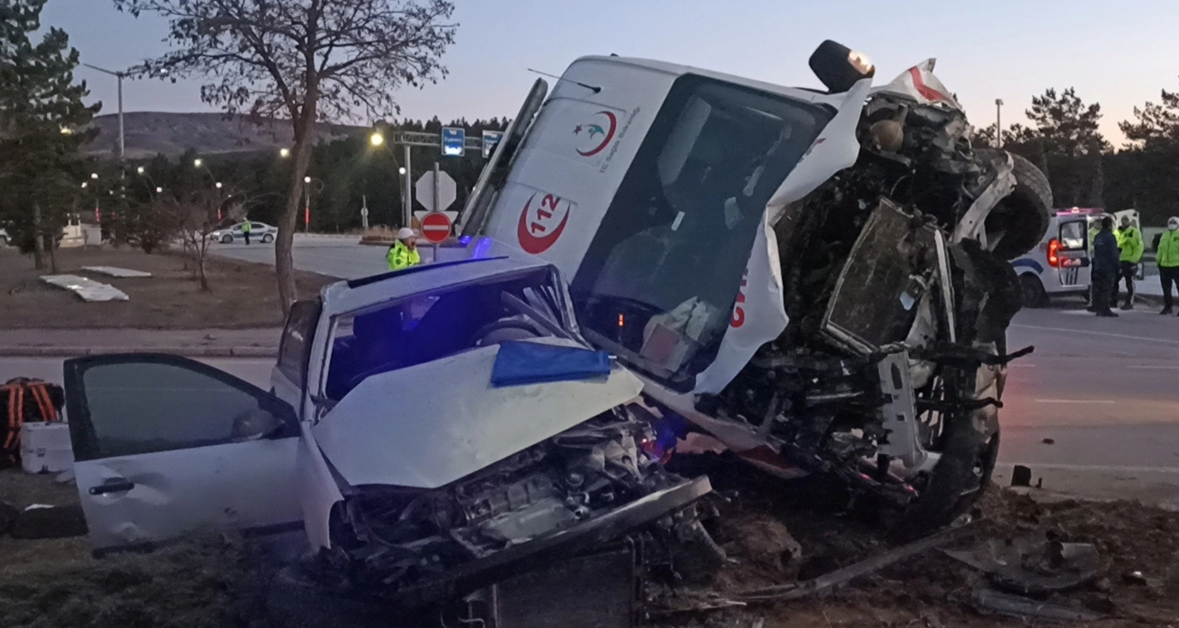 Sivas’ta ambulans ile otomobil çarpıştı: 3 kişi yaralandı