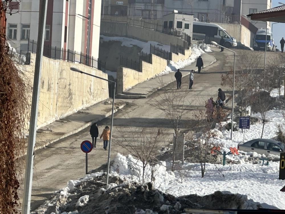 Yüksekova’da 4.4 büyüklüğünde deprem korkuttu