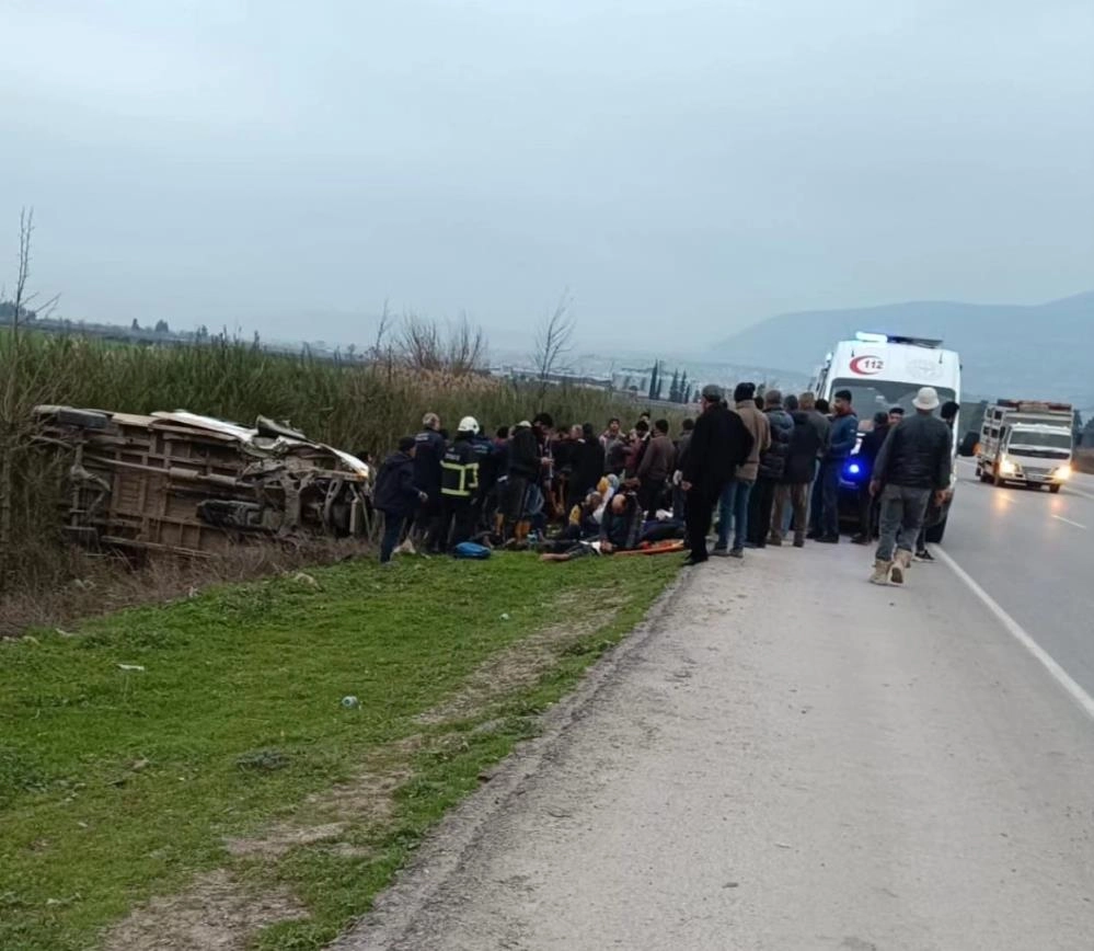 Hatay’da tarım işçilerini taşıyan minibüs tarlaya uçtu: 13 yaralı