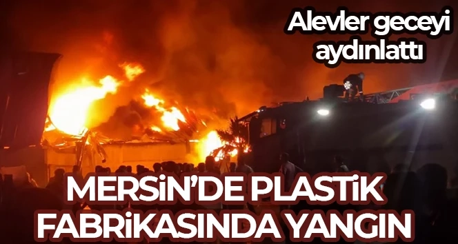 Tarsus’ta plastik fabrikası yanıyor, alevler geceyi aydınlatıyor