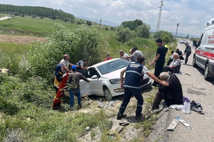 Kütahya'da iki araç çarpıştı, kazada 2 ölü, 4 yaralı var