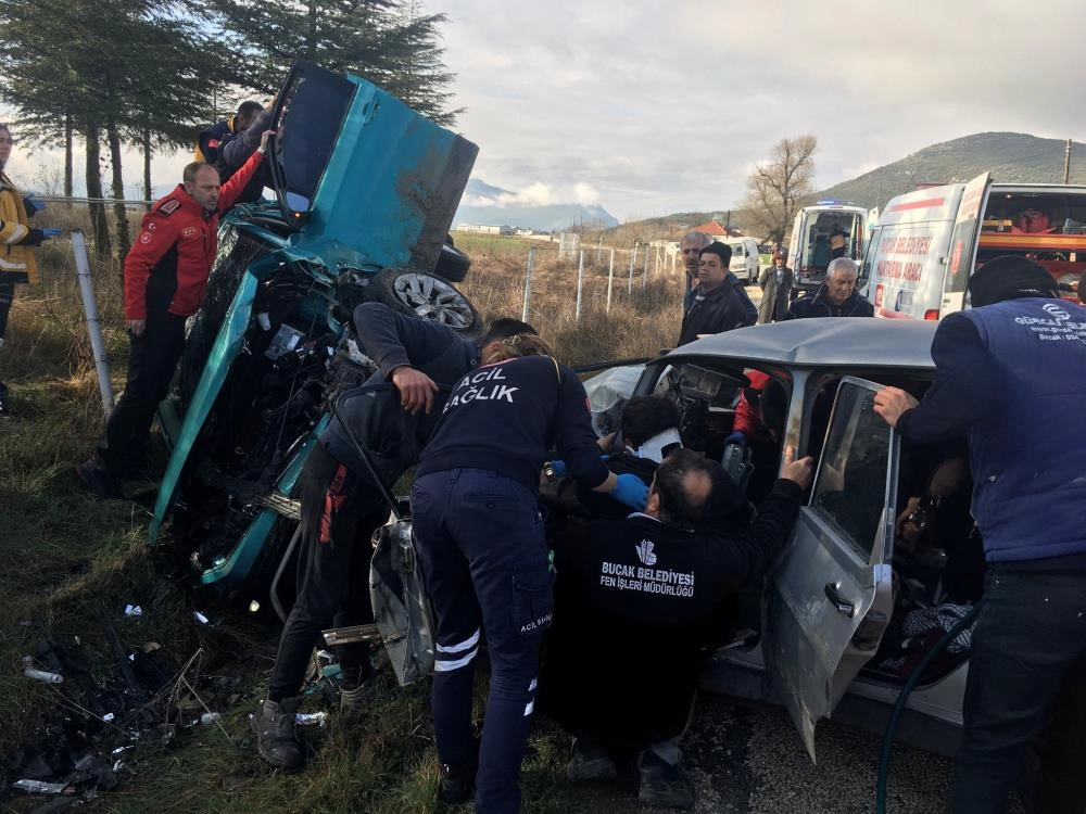 İki otomobil kafa kafaya çarpıştı, ortalık can pazarına döndü