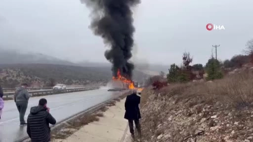 Kamyona çarpan otobüs alev topuna döndü: 2 ölü, 5 yaralı