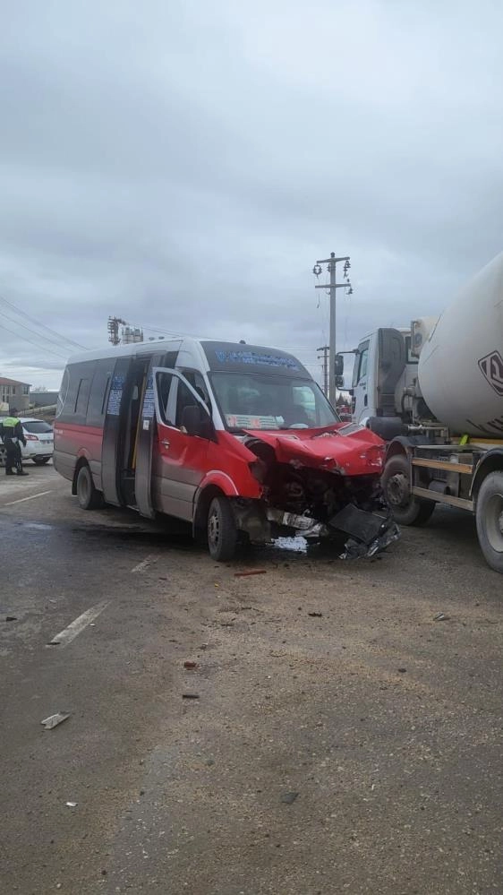 Eskişehir'de yolcu dolu minibüs vidanjöre çarptı, 12 kişi yaralandı