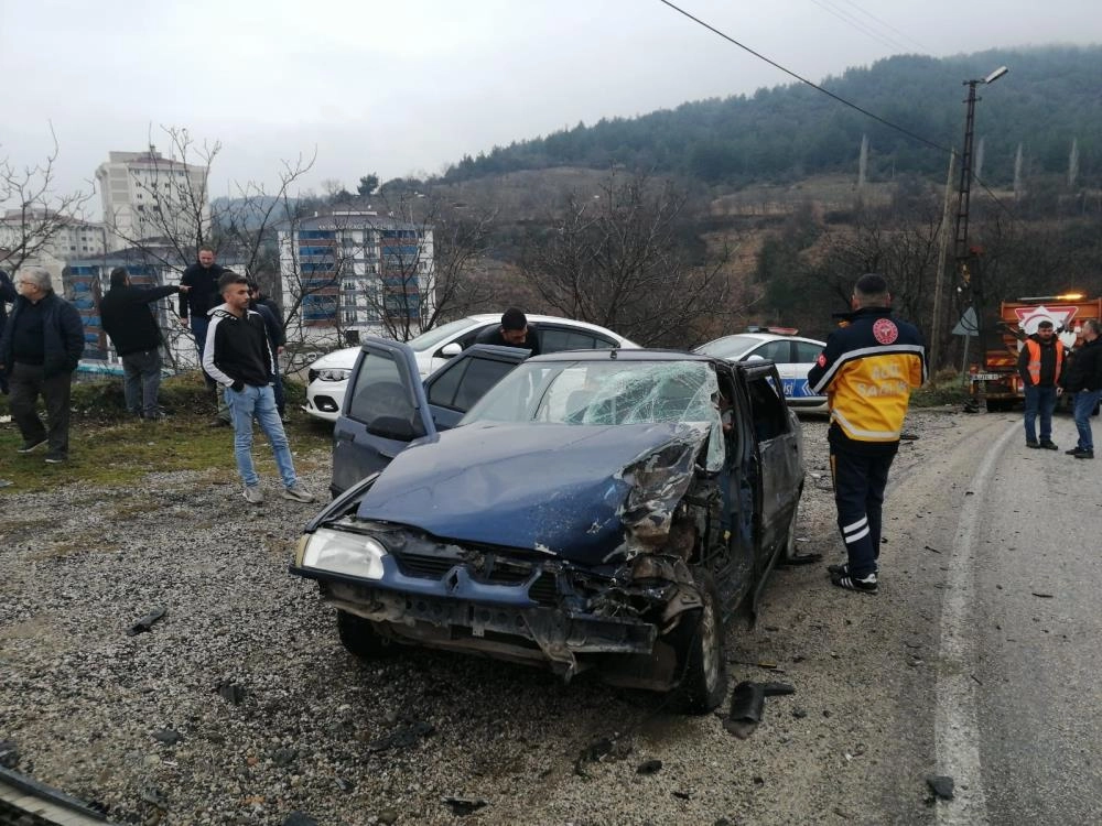 Otomobil tırla çarpıştı: 1’i ağır 5 yaralı