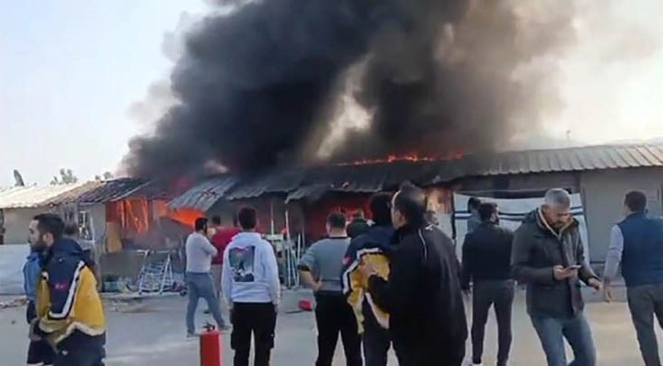 Hatay'da 3 konteynerin alevlere teslim olduğu yangında, anne ve evladı yaralandı