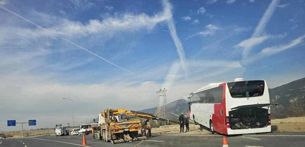 Yola düşen aydınlatma direğine çarpan otobüs kaza yaptı: 2 ölü