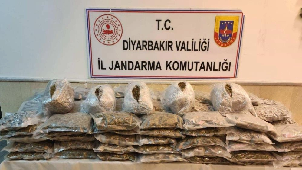 Diyarbakır'da Jandarmanın durdurduğu araçta satışa hazır 67 kilo esrar ele geçirildi