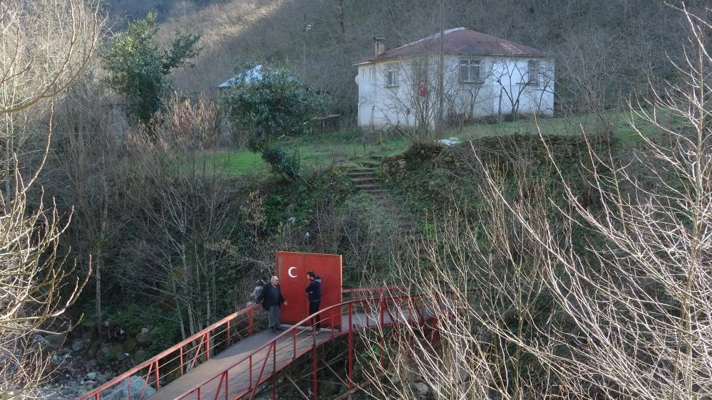 Köprüyü yaptırırken kimse destek vermeyince köprüye  kilit vurdu