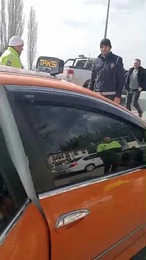 Amasya’da ticari taksi ve otomobilden 7 kaçak göçmen çıktı