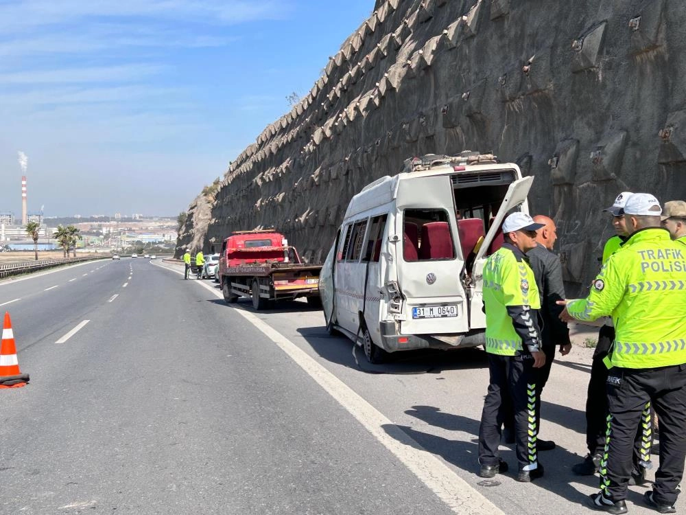 Minibüs devrildi kaza sonrası can pazarı yaşandı