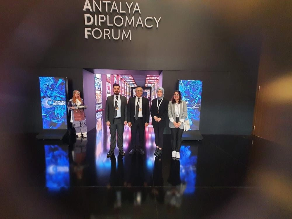 HKÜ’lü öğrenciler 3. Antalya Diplomasi Forumu'nda üst düzey diplomatlarla buluştu