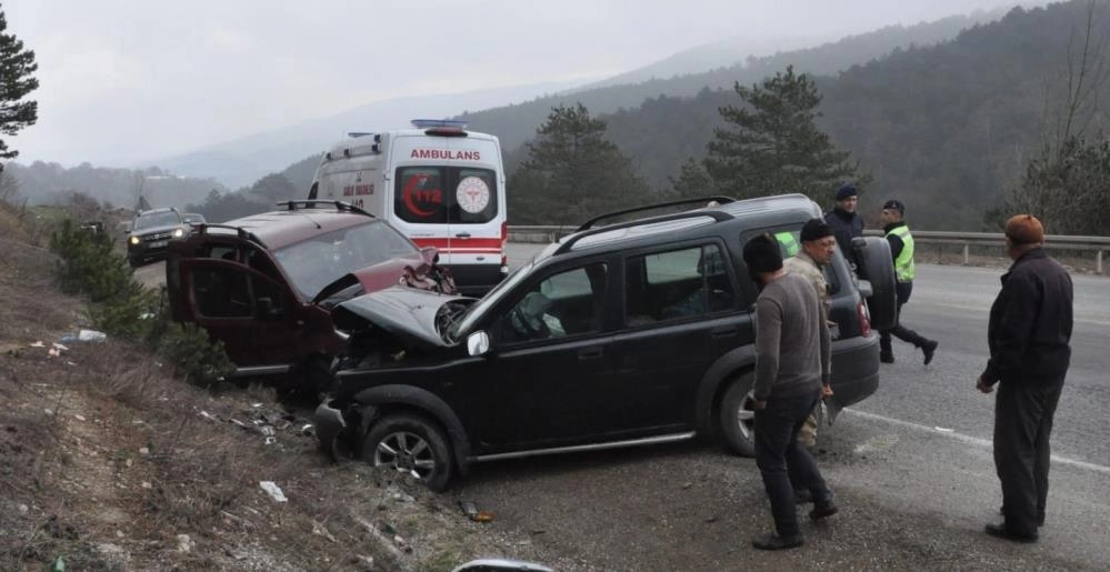 Ciple hafif ticari araç kafa kafaya çarpıştı: 4 yaralı