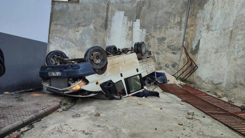 Gaziantep'te faciadan dönüldü! Kamyonet 30 metre yükseklikten okul bahçesine uçtu