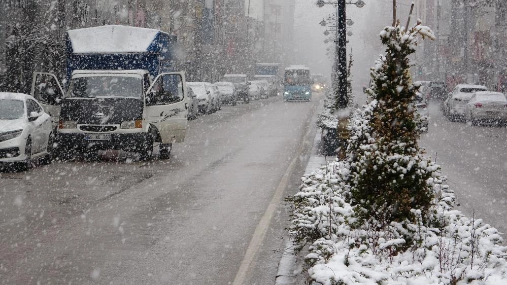 Van’da kar yağışı: 78 yol ulaşıma kapandı