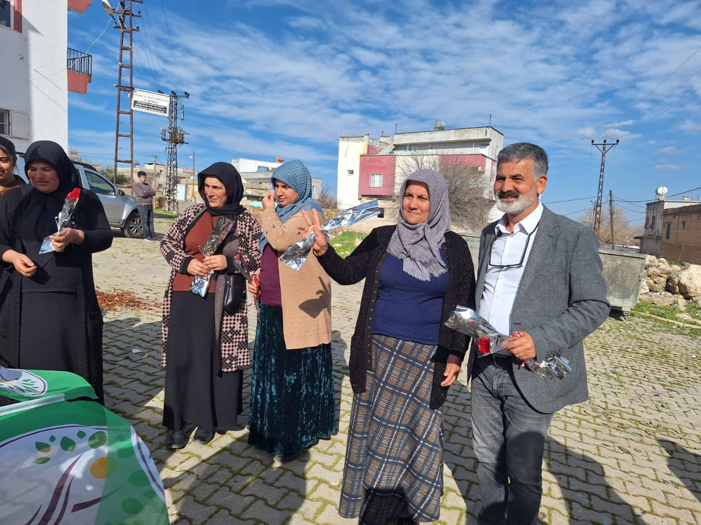 DEM Parti Halfeti Belediye Eşbaşkan Adayları kadınlara gül hediye etti