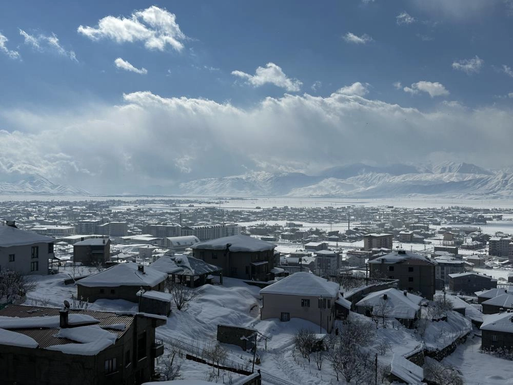 Hakkari'de 73 köy ve 118 mezra yolu ulaşıma kapandı