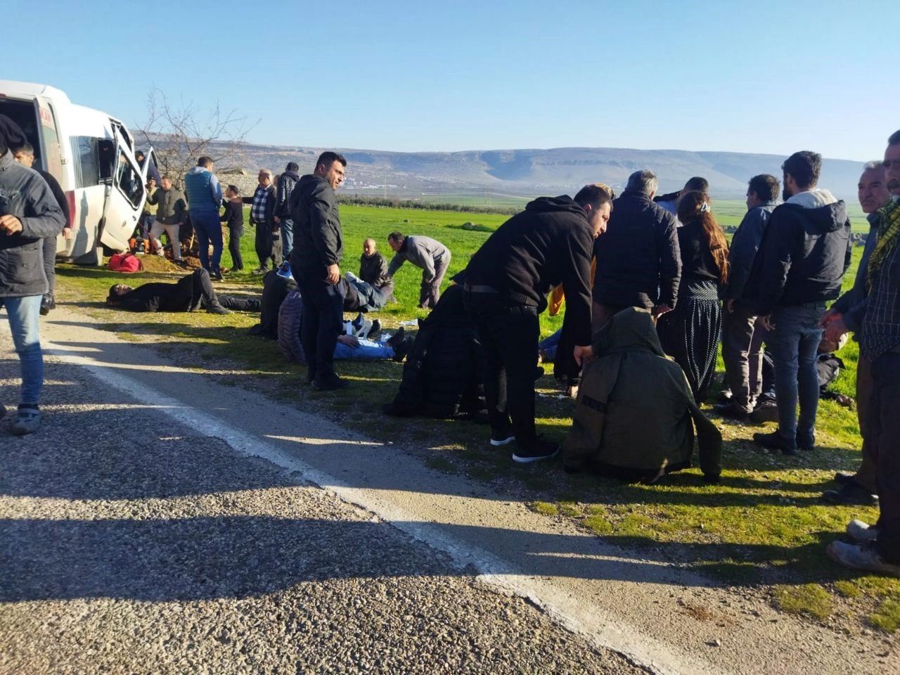 Gaziantep'te kontrolden çıkan işçi servisi direğe çarptı: 16 yaralı