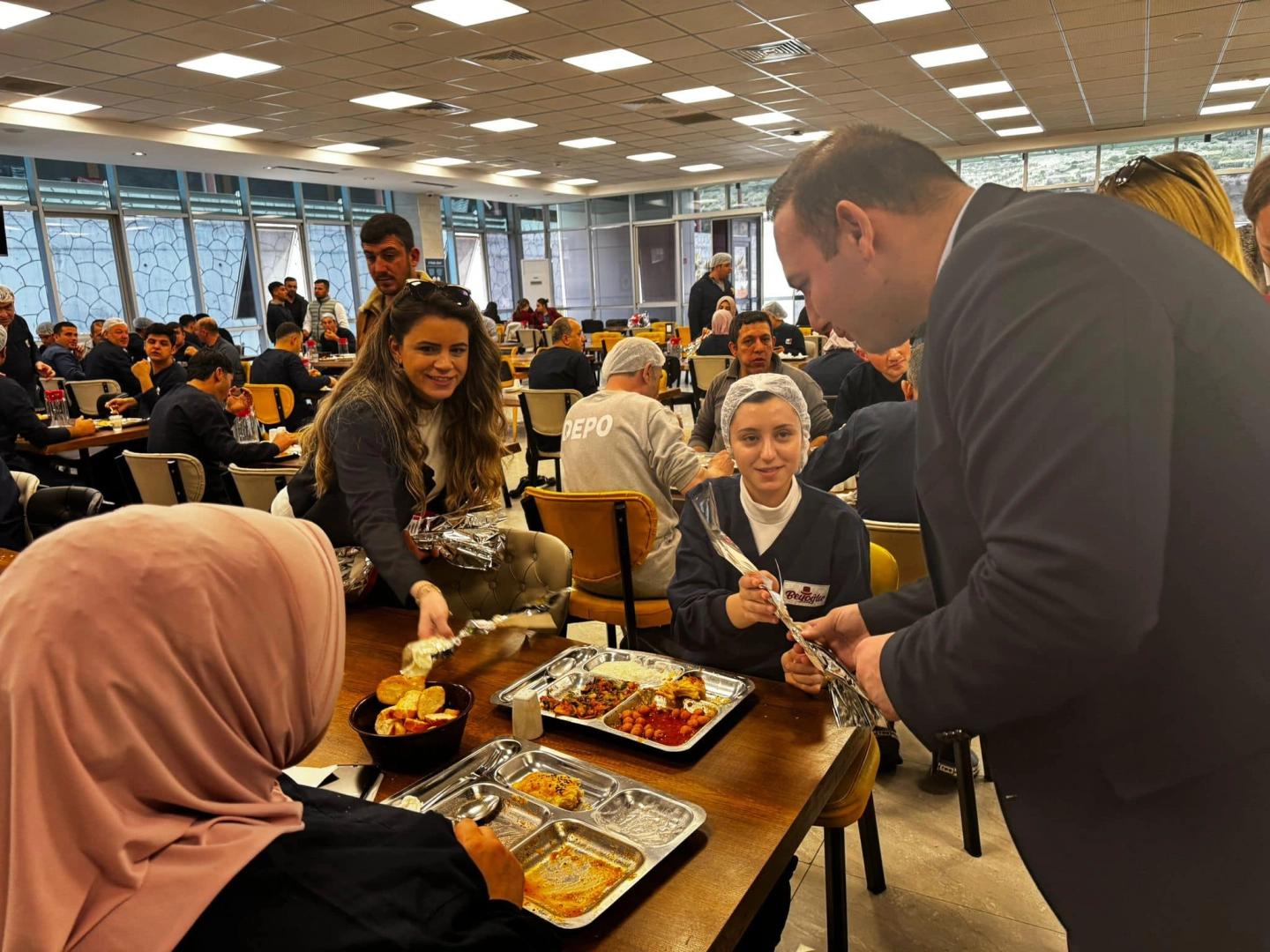 Kilis 'te CHP rüzgarı esiyor, belediye başkan adayı Hakan Bilecan’a halktan yoğun ilgi