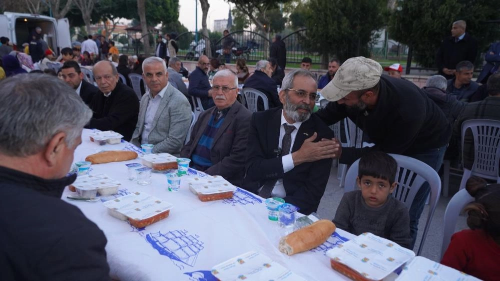 Tarsus Belediyesi'nden örnek hizmet, halk belediyenin en ucuz ekmeğine koşuyor